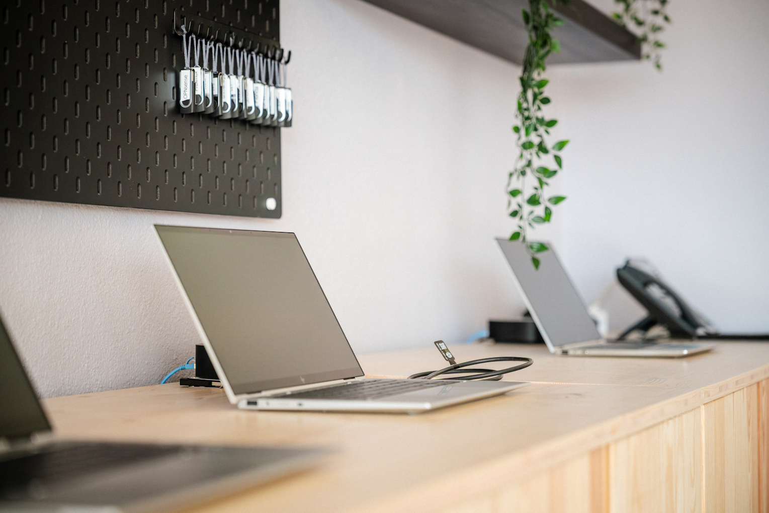 Installationszone mit Laptops im Büro der Brogli Informatik GmbH in Erlen