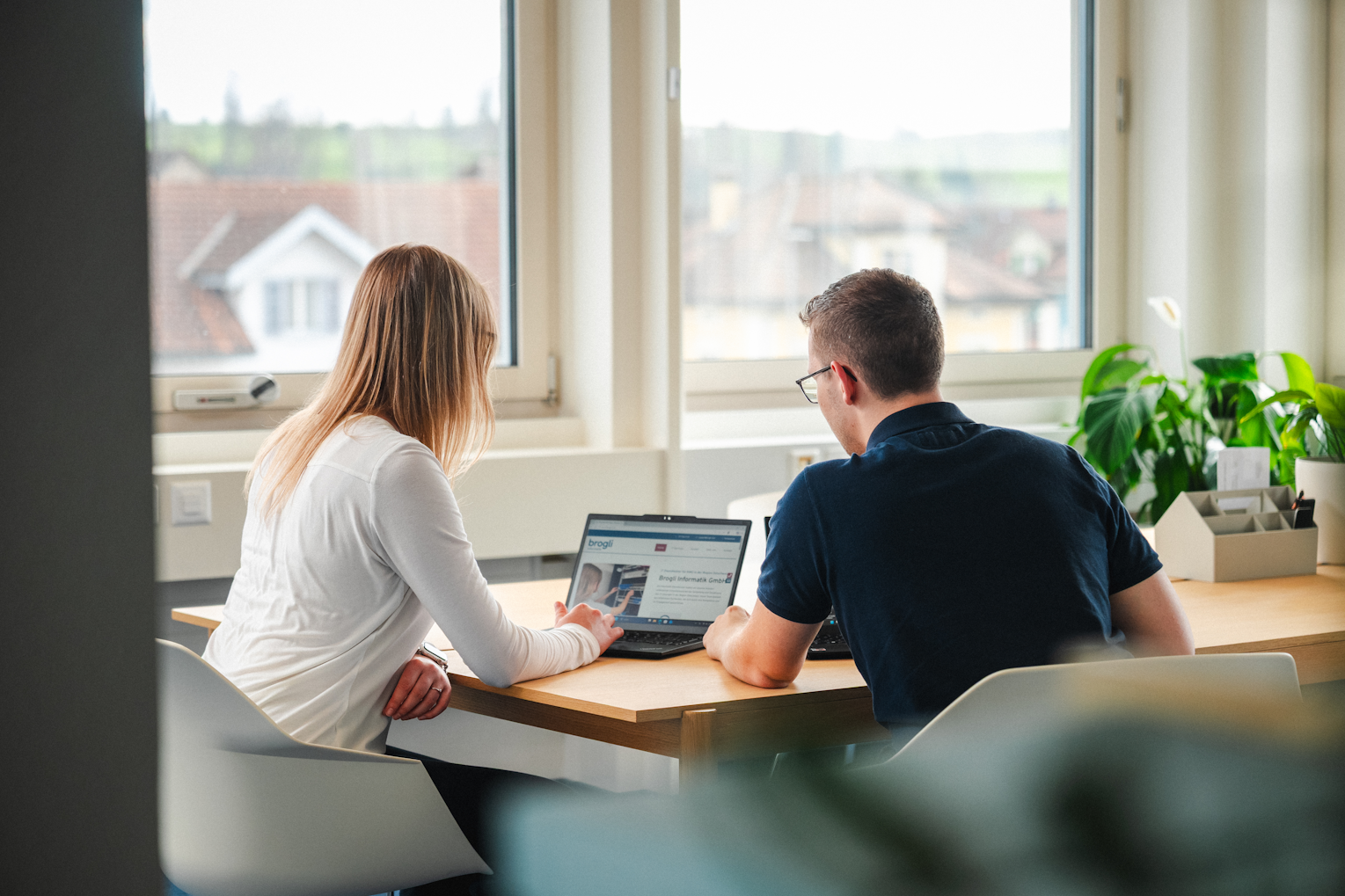 Beratungsgespräch zwei Mitarbeitern im Büro der Brogli Informatik in Erlen
