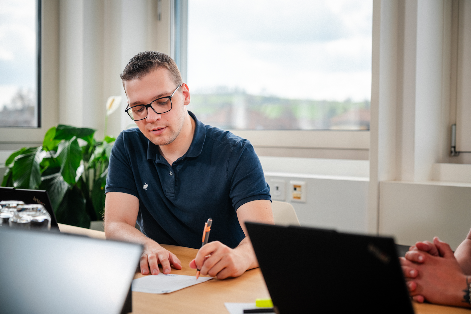 David Brogli, Inhaber der Brogli Informatik GmbH, am Sitzungstisch im Büro in Erlen