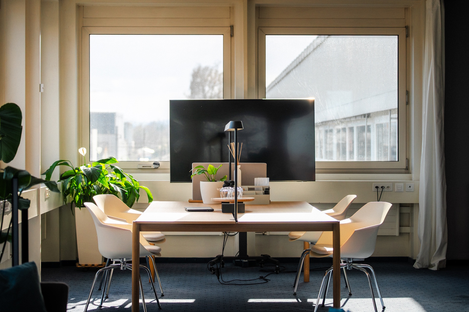 Sitzungszimmer der Brogli Informatik GmbH mit Besprechungstisch und Monitor
