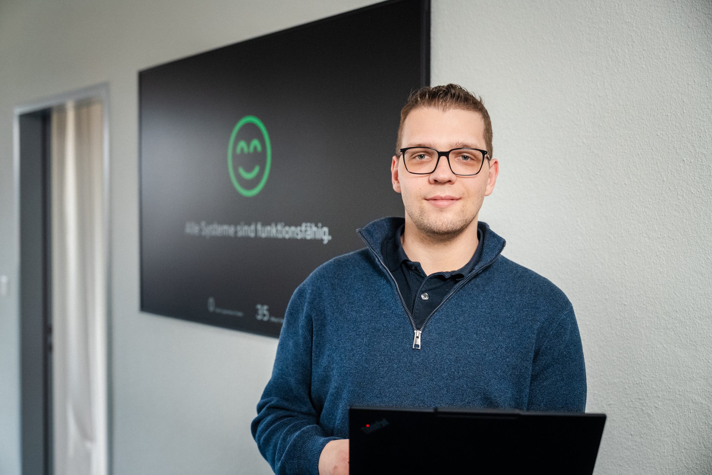 David Brogli vor dem Monitoring-Display der Brogli Informatik